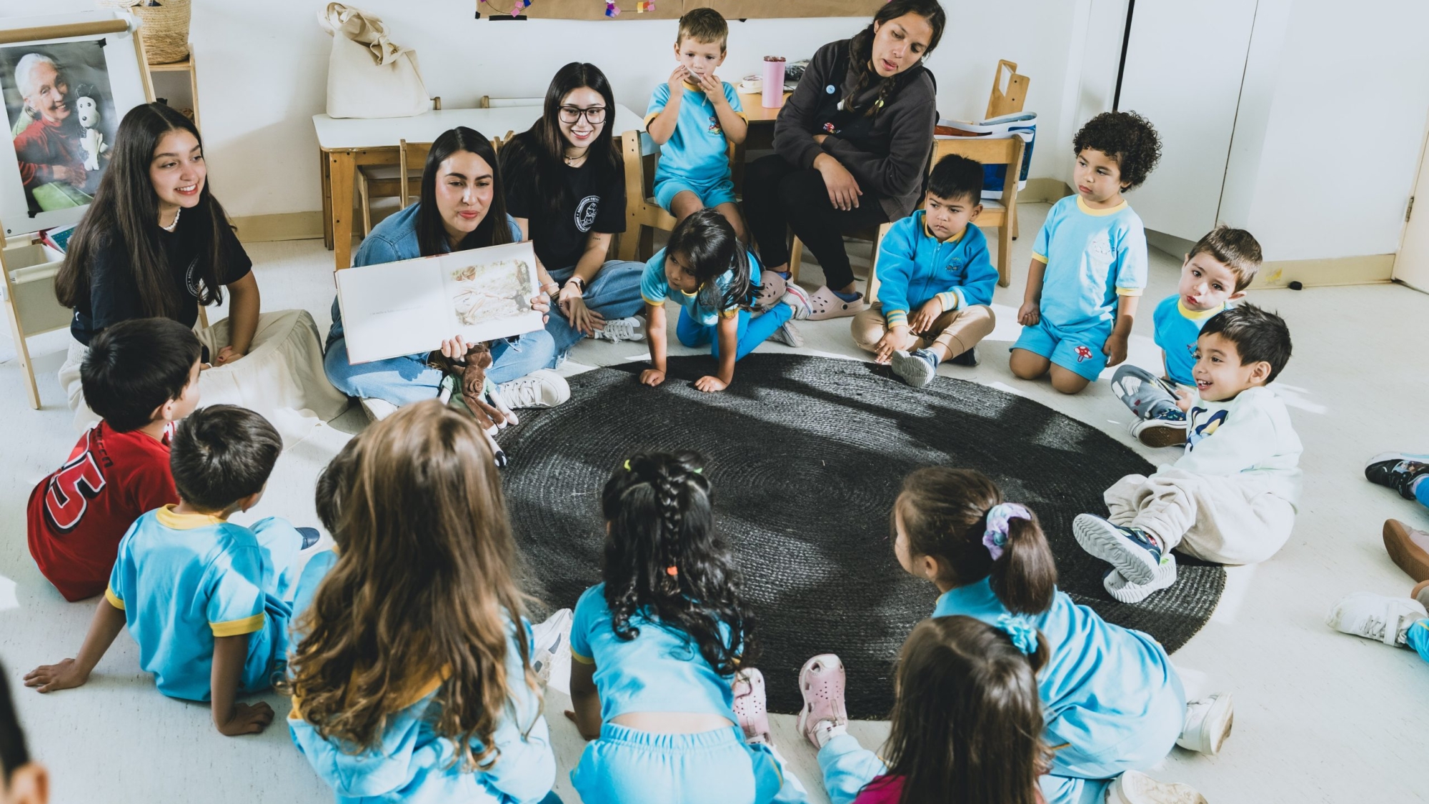 Antofagasta: Roots & Shoots celebra el cumpleaños de Jane Goodall con la exposición del aclamado cuento “Yo, Jane”