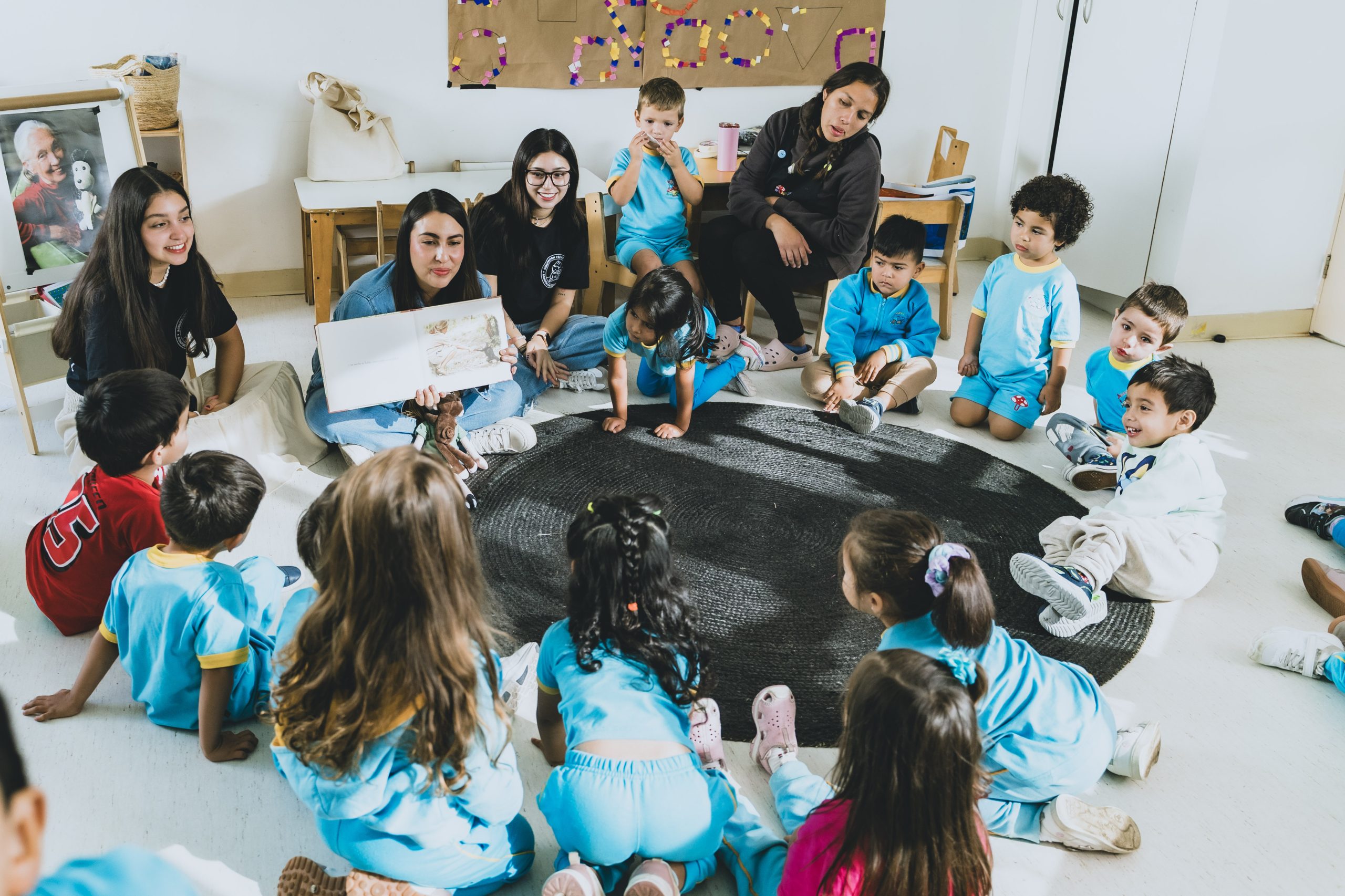 Antofagasta: Roots & Shoots celebra el cumpleaños de Jane Goodall con la exposición del aclamado cuento “Yo, Jane”